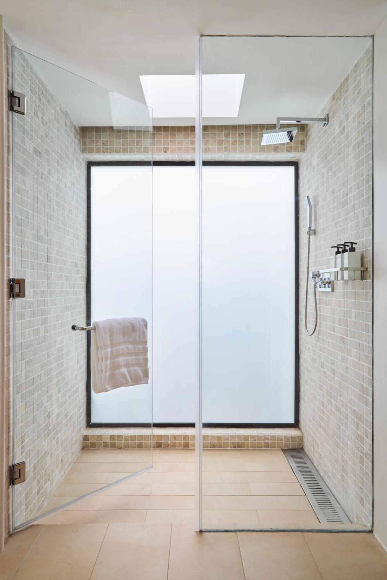 LUX* Belle Mare Resort&Villas Esterno foto A sliding shower door