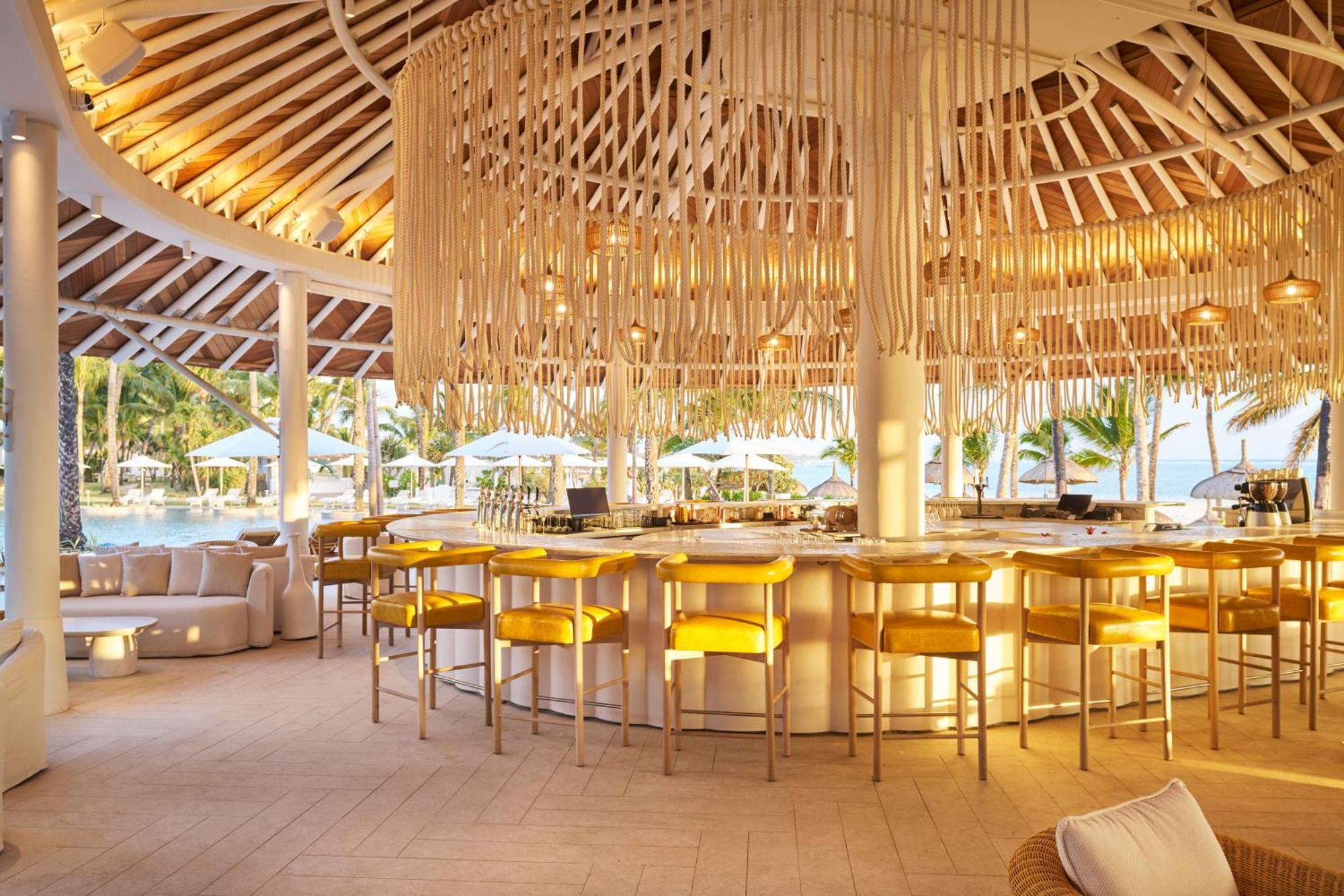 LUX* Belle Mare Resort&Villas Esterno foto The bar at the Beach Club