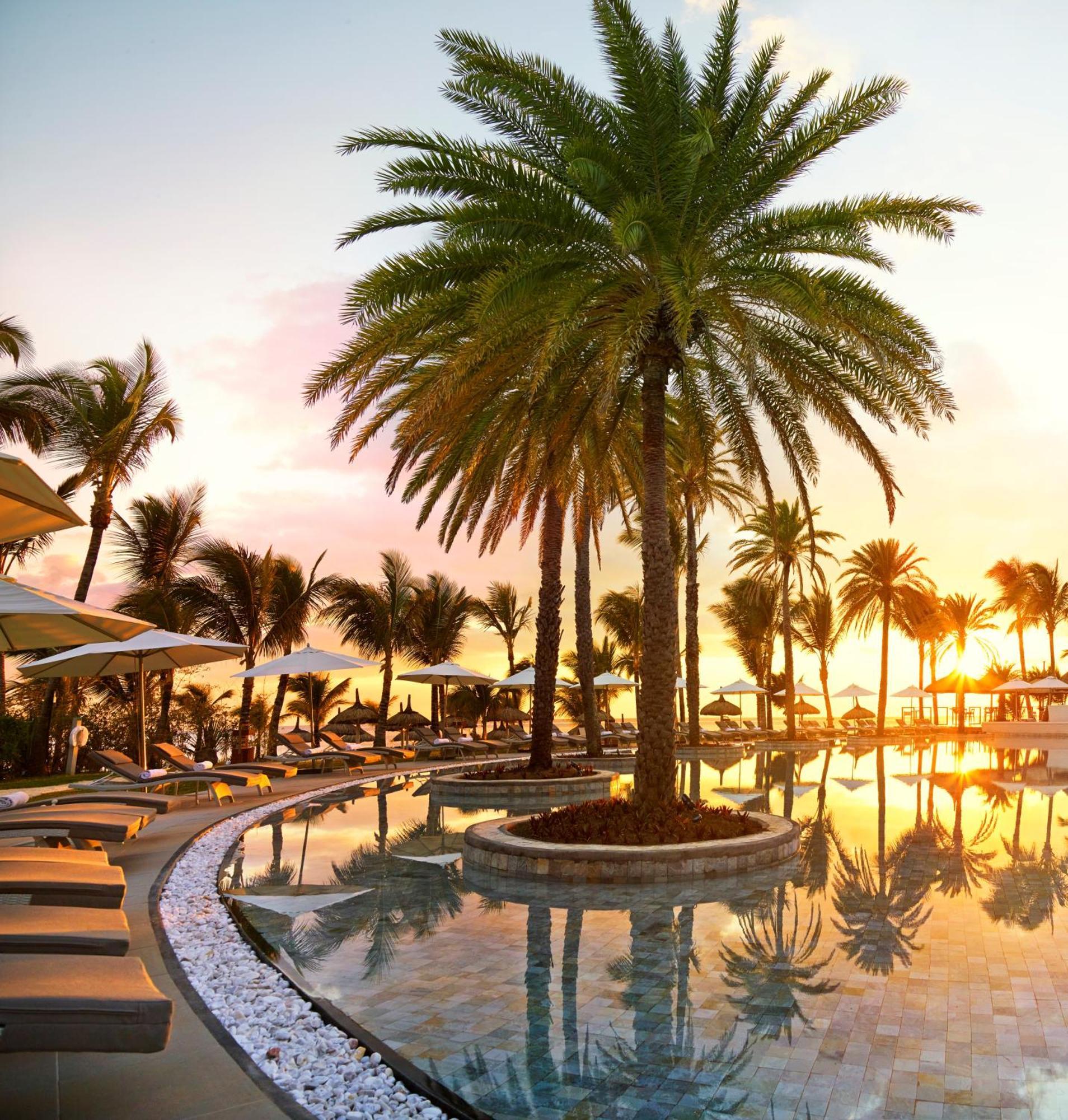 LUX* Belle Mare Resort&Villas Esterno foto The pool at the Atlantis Paradise Island