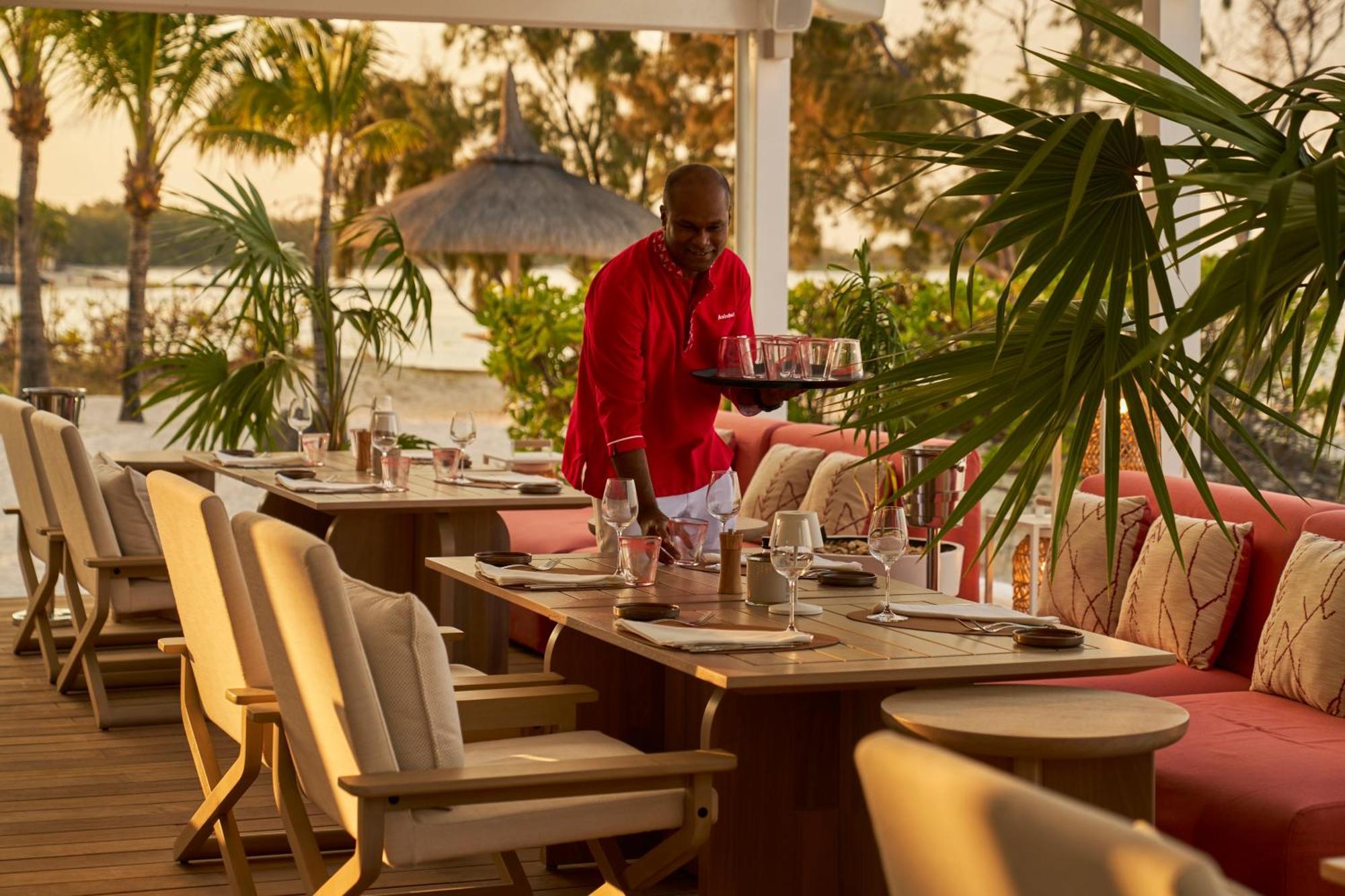 LUX* Belle Mare Resort&Villas Esterno foto A waiter at work