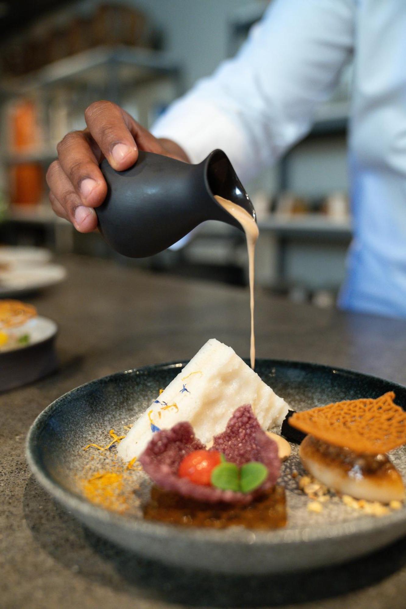 LUX* Belle Mare Resort&Villas Esterno foto A jug of jus being poured over a dish