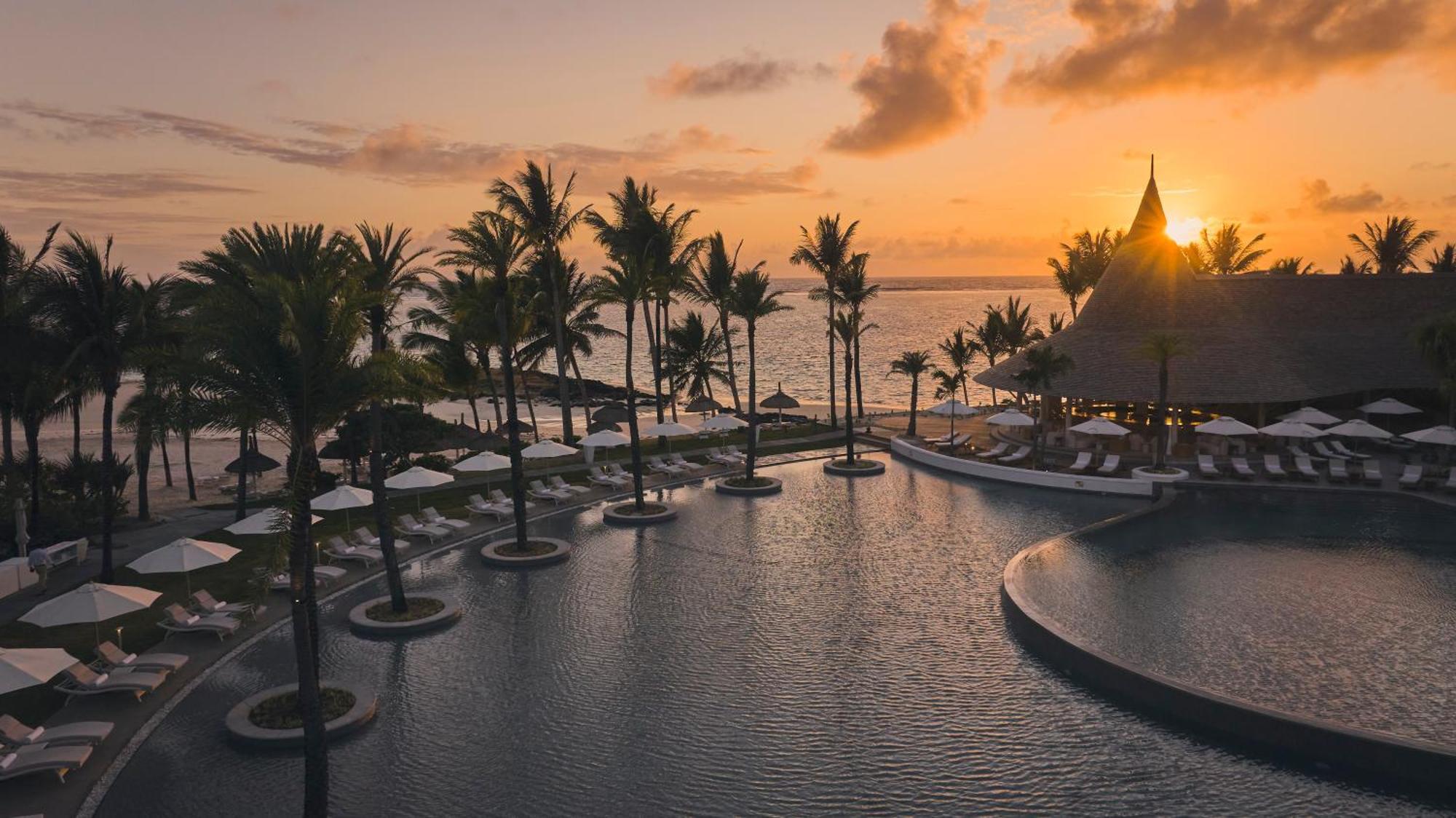 LUX* Belle Mare Resort&Villas Esterno foto Sunset at the resort