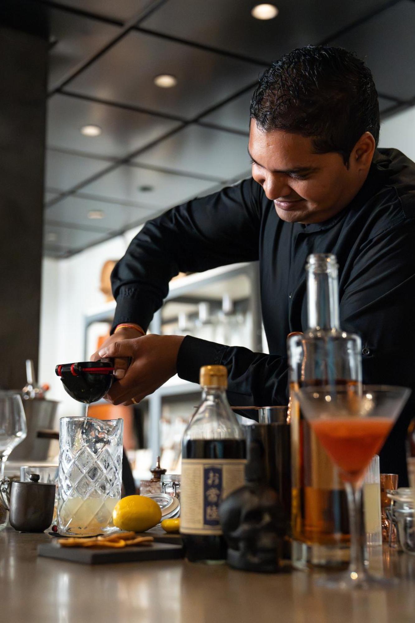 LUX* Belle Mare Resort&Villas Esterno foto A bartender at work